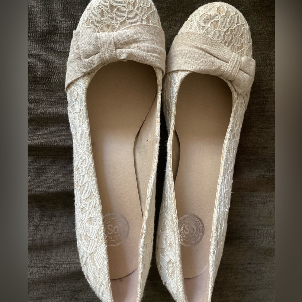 Cream lace shoes with bow tie 1 1/2inch  approx heel -looks like a kitten heel-